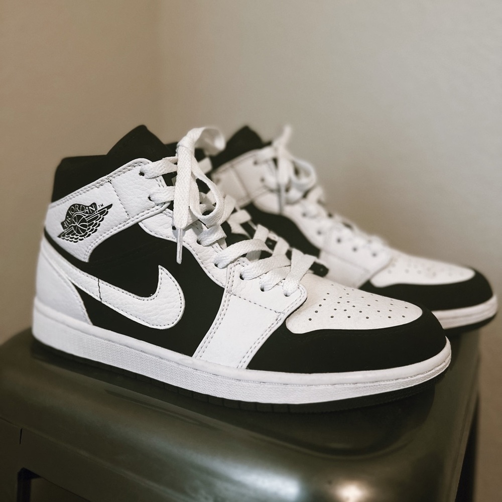 Jordan 1 Mid / Women’s White/Black Panda